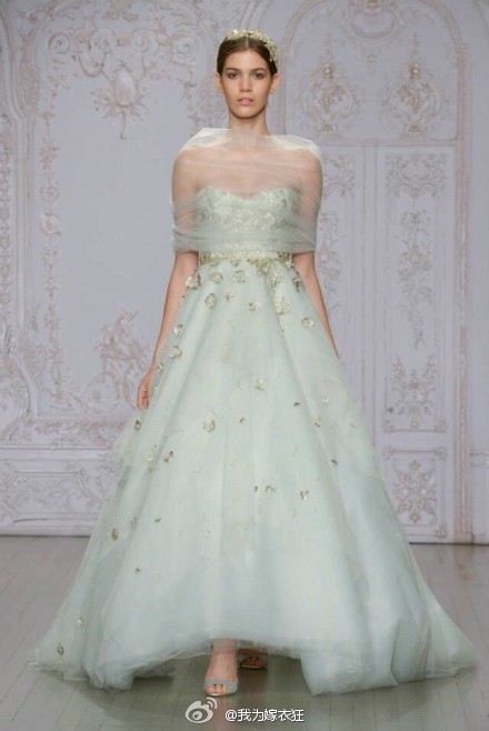 Monique Lhuillier Bridal Fall 2015婚纱系列，通过颜色与一些经典奢华元素的结合，塑造出新娘的高贵典雅的气质。转