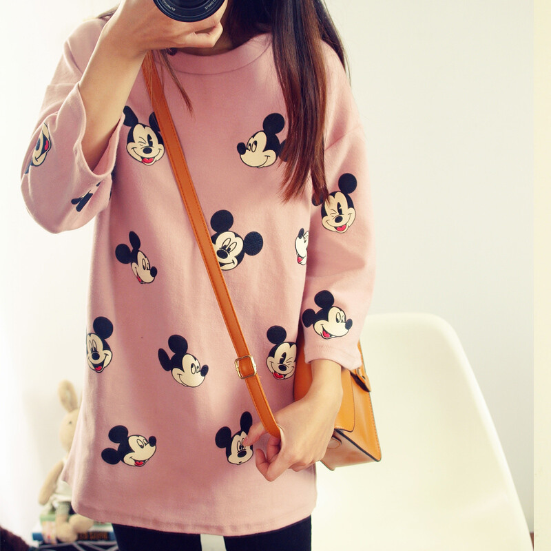 时尚百搭的T恤 印花是可爱的迪士尼米奇哦 袖子是九分袖的 内搭非常好 推荐哦