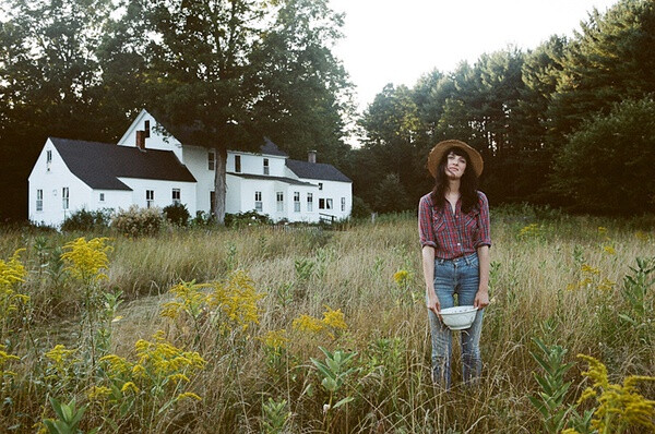 Amy Merrick就是一名来自布鲁克林的花艺设计造型师,为那些有爱的人制作各种完美的捧花,也从事园林与婚礼设计,还撰写文章分享她的花艺艺术。http://www.amymerrick.com/