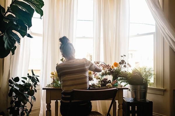Amy Merrick就是一名来自布鲁克林的花艺设计造型师,为那些有爱的人制作各种完美的捧花,也从事园林与婚礼设计,还撰写文章分享她的花艺艺术。http://www.amymerrick.com/