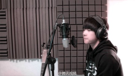 @腾讯视频 独家首发@TFBOYS-易烊千玺 翻唱的#张悬# 《#宝贝#》！|千玺宠溺演唱《宝贝》给弟弟 超萌千禧弟弟登场 千千将这一首温柔的《#宝贝#》送给亲爱的弟弟，好有爱呢！有没有戳中你的萌点呀？温柔沉稳的嗓音里透着满满的爱，微微翘起的嘴角和小酒窝真是萌化企鹅君了！还有萌嘟嘟的弟弟亮相，你们喜欢吗？