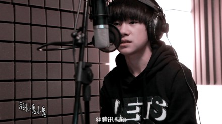 @腾讯视频 独家首发@TFBOYS-易烊千玺 翻唱的#张悬# 《#宝贝#》！|千玺宠溺演唱《宝贝》给弟弟 超萌千禧弟弟登场 千千将这一首温柔的《#宝贝#》送给亲爱的弟弟，好有爱呢！有没有戳中你的萌点呀？温柔沉稳的嗓音里透着满满的爱，微微翘起的嘴角和小酒窝真是萌化企鹅君了！还有萌嘟嘟的弟弟亮相，你们喜欢吗？