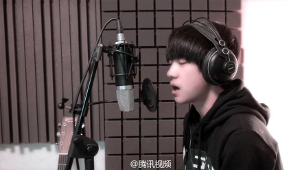 @腾讯视频 独家首发@TFBOYS-易烊千玺 翻唱的#张悬# 《#宝贝#》！|千玺宠溺演唱《宝贝》给弟弟 超萌千禧弟弟登场 千千将这一首温柔的《#宝贝#》送给亲爱的弟弟，好有爱呢！有没有戳中你的萌点呀？温柔沉稳的嗓音里透着满满的爱，微微翘起的嘴角和小酒窝真是萌化企鹅君了！还有萌嘟嘟的弟弟亮相，你们喜欢吗？