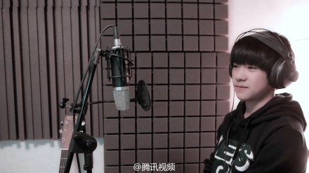 @腾讯视频 独家首发@TFBOYS-易烊千玺 翻唱的#张悬# 《#宝贝#》！|千玺宠溺演唱《宝贝》给弟弟 超萌千禧弟弟登场 千千将这一首温柔的《#宝贝#》送给亲爱的弟弟，好有爱呢！有没有戳中你的萌点呀？温柔沉稳的嗓音里透着满满的爱，微微翘起的嘴角和小酒窝真是萌化企鹅君了！还有萌嘟嘟的弟弟亮相，你们喜欢吗？