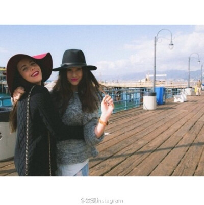 闺蜜：就是那种今天吵，明天笑，近了烦，远了想。