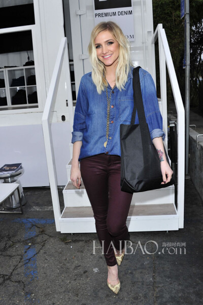 阿什莉·辛普森图片,裤装图片,牛仔图片,牛仔裤图片,明星街拍图片,欧美明星街拍图片