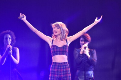 【出席-12/13】Taylor出席Z100's Jingle Ball 2014，该活动在12日于纽约举行，一身酒红色裙装的Taylor表演了歌曲，表演时一身复古格子装看起来有趣而可爱。