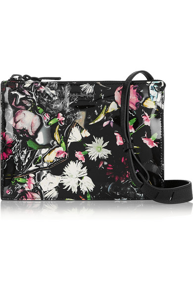 McQ Alexander McQueen 这款单肩包饰有该品牌的 “Festive Floral （节日花卉）” 印花。它选用漆皮制成，造型小巧，却拥有出人意料的充裕空间，内设三个夹层，可有序收纳你的钱包、手机和钥匙。不妨收起肩带，把它用作手拿包。