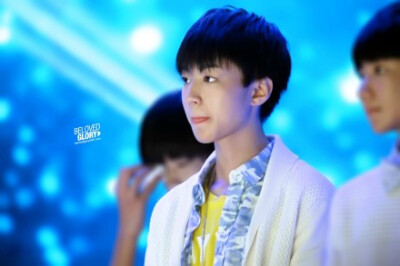 141211 天天向上录制 @TFBOYS-王俊凯 你是太阳撒给我的糖，是空气供给我的氧，想把所有的喜欢汇成春日里暖暖的阳光，给你能量