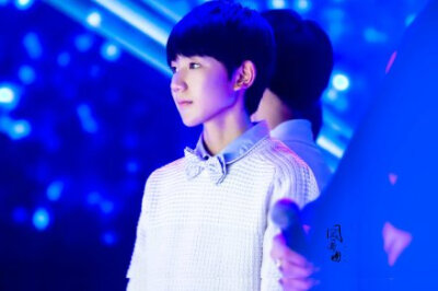 【20141211湖南天天向上】#TFBOYS王源# #TheFightingBoys天天向上# 你站在光影中，灯光下你的模样认真俊秀，影像中你的眼神坚定执着，就是这样的少年被时光记录下了最骄傲的模样。【前线：兔叔，文案:十月，修图@阿…