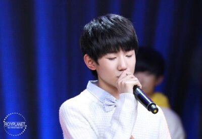 星星躲进云层，朗风停止呼唤，鲜花合上笑脸，万物开始困倦。源星球的小王子把最动听的歌声，系在月亮的顶端，让月色撒在身上，让音符流入每个子民的梦乡。@TFBOYS-王源