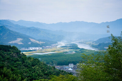 崎岖的山路蜿蜒远去不知尽头， 回头望去，那村落、那江水点缀在山野秋绘中。 这山路带我们走进了干净整洁的猪舍， 空气清新，好山好水伺候得它们个个肥头大耳， 小包包初见它们时吓得紧抱着我，熟络以后却连拽带拖怎…