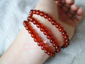 通透的宝石级橙石榴多圈手链~那明媚而温暖且水光婆娑的透心橙色，让人仿佛将夕照下潋滟的饮湖水串成珠链佩与腕间一般，或仙或灵不必多言。