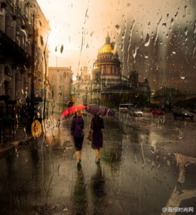 Cr. 本来是司空见惯的雨天场景，在摄影师Eduard Gordeev的镜头中却出现了油画一般的质感。不管你的目的地在何方，雨天也要灿烂阳光。04