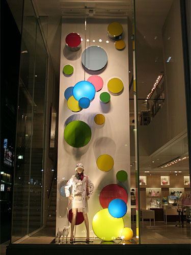 购物中心空间中橱窗展示设计 购物中心的空间橱窗设计一方面是由购物中心本身策划设计的，另外一方面则是由品牌自己策划设计。在购物中心可利用空间比较大，在色彩表现力和气氛上所表现的优势非常突出，因此无论哪一…