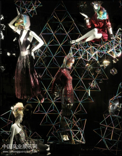 艺术家Laura Wass 设计的橱窗，用带有幻彩的浮油效果的头饰和线型构成雕塑来映衬人模身上充满未来风格的Tom Ford, Lanvin和Christian Dior的新装。