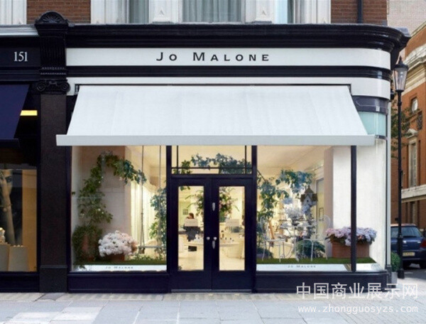 到了1999年，这家店搬到了伦敦的斯隆街。Jo Malone旗舰店橱窗主要是采用鲜花进行装饰设计，展现了高贵、淡雅、纯真、与众不同的品牌理念。