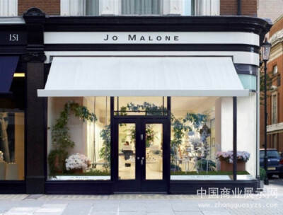 到了1999年，这家店搬到了伦敦的斯隆街。Jo Malone旗舰店橱窗主要是采用鲜花进行装饰设计，展现了高贵、淡雅、纯真、与众不同的品牌理念。