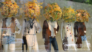 巴黎春天百货2014春夏女装橱窗设计赏析   六大橱窗中统一采用花卉元素应用于橱窗地面以及模特头部，同时花卉的色彩与不同色系的服装色彩相呼应，形成强烈而统一的效果。橱窗设计中将花卉艺术与服装展示完美结合，同时又凸显主题，吸人眼球。