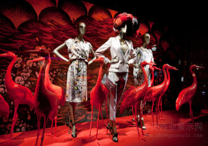 橱窗通过将犀牛、鹤、骆驼、大象以及猩猩等动物加入到橱窗的设计当中，充分展现了大自然的和谐共荣的特点，同时也衬托出橱窗高贵奢华的特点。