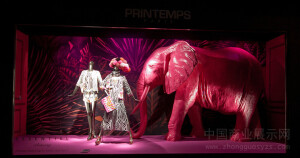 橱窗通过将犀牛、鹤、骆驼、大象以及猩猩等动物加入到橱窗的设计当中，充分展现了大自然的和谐共荣的特点，同时也衬托出橱窗高贵奢华的特点。