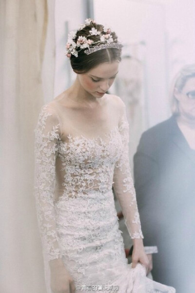 会发光的新娘头饰。reem acra f/w 2015 bridal collection