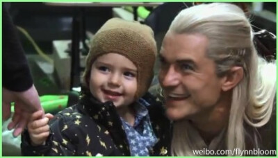 #FlynnBloom# #Love Letters to New Zealand#指环王&amp;amp;霍比特人拍摄片场花絮分享，魔戒迷们千万别错过！！4分30秒至4分32秒，有又又乖的胖儿哦！主页制作了一枚动图，外加8枚拼图（含17枚视频截图），请大伙笑…