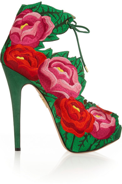 Charlotte Olympia 这款 “Hibiscus” 缎布凉鞋出自该品牌以墨西哥为灵感的作品系列。它采用手工精制而成，并饰有绿色叶子和红色与粉色花朵图案刺绣，精美非凡。绒面革防水台和 14.5 厘米高的鞋跟达致完美平衡。