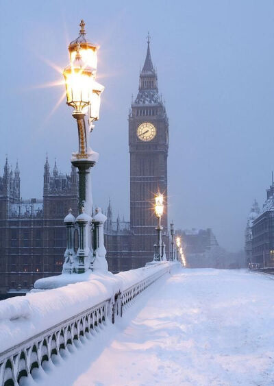 A very snowy lighted London//