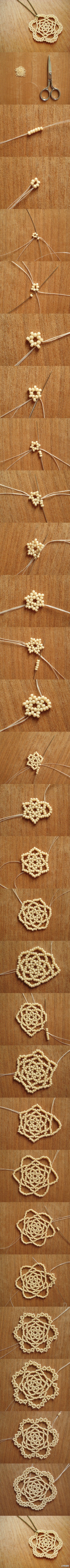 #beaded lace medallion#如何串出蕾丝效果，看着像是2mm米珠，串珠针稍微歪一点反而更好用XD，反正最后都会歪的2333~以此类推，其他蕾丝图案慢慢都能找到规律哒。好久没钩蕾丝小片了，明天去找一些美而精的图。