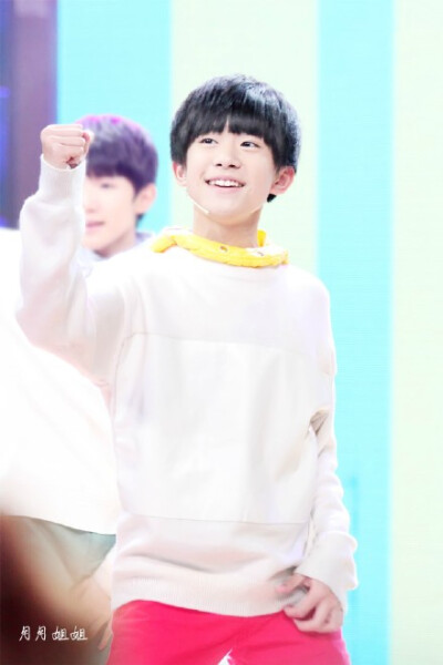 #易烊千玺# #11号入口见# @TFBOYS-易烊千玺 141211天天向上录制1P 姐姐们补药心塞，来跟烊烊碰个拳，以后还要一起走好吗下次11号入口不见不散！修图@千千来吃