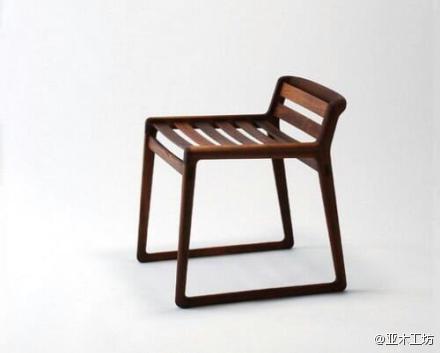 Miyazaki Chair Factory是一家1969年在日本德岛县鸣门市创立的专业椅子制造工房，主要以日本木材质为主料。宫崎椅子从创立起一直坚持采用传统手工打造，精雕细琢，慢工细活中匠造出来的椅子，独具日本和风慢设计的简约风格，低调中奢华昭彰，真切中诚恳细腻。