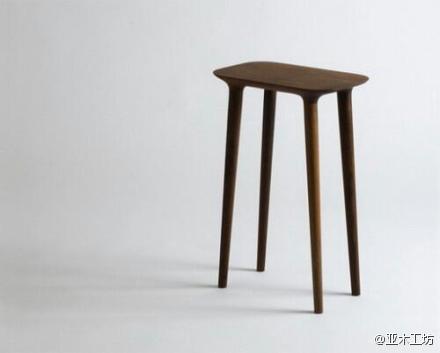 Miyazaki Chair Factory是一家1969年在日本德岛县鸣门市创立的专业椅子制造工房，主要以日本木材质为主料。宫崎椅子从创立起一直坚持采用传统手工打造，精雕细琢，慢工细活中匠造出来的椅子，独具日本和风慢设计的简约风格，低调中奢华昭彰，真切中诚恳细腻。