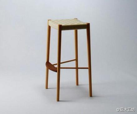 Miyazaki Chair Factory是一家1969年在日本德岛县鸣门市创立的专业椅子制造工房，主要以日本木材质为主料。宫崎椅子从创立起一直坚持采用传统手工打造，精雕细琢，慢工细活中匠造出来的椅子，独具日本和风慢设计的简约风格，低调中奢华昭彰，真切中诚恳细腻。