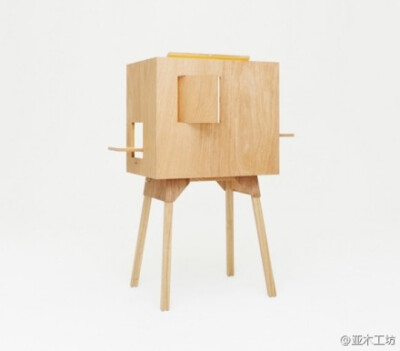 这是一款“有隐私”的工作台---‘Koloro Desk’，来自建筑设计事务所Torafu Architects 。桌子是一个具有三面墙的盒子，每一面墙上都有窗户，打开后可以变成搁板放置小物，关上后能拥有隐私的工作学习空间。这个空间…