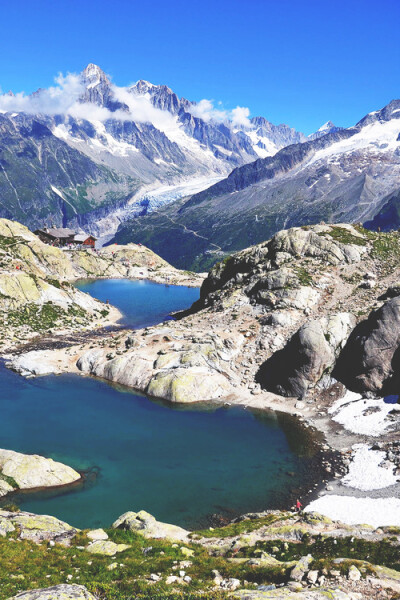 法國【霞慕尼Chamonix-Mont-Blanc】又譯“沙莫尼”，位于阿爾卑斯山脈的谷地中，是法國的登山運動中心和滑雪徒步勝地。城鎮(zhèn)周邊被廣闊的森林草甸和連綿的雪山包圍，景色壯麗