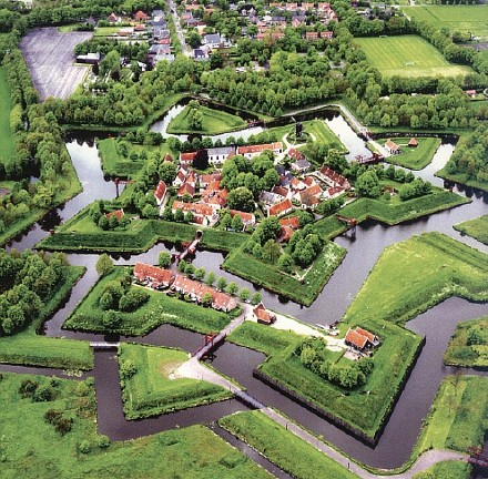bourtange是荷兰的一个小村庄，人口只有430，因为五角星的布局方式而出名，是世界上最漂亮的小地方之一