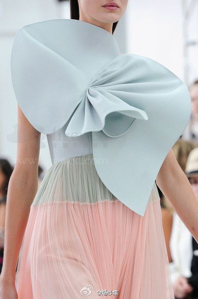 【Delpozo Spring 2015 婚纱】（图集）轻透的薄纱带来无尽的美感~仙美浪漫到没盆友~ 地址： |Delpozo Spring 2015 婚纱 by 婚纱集