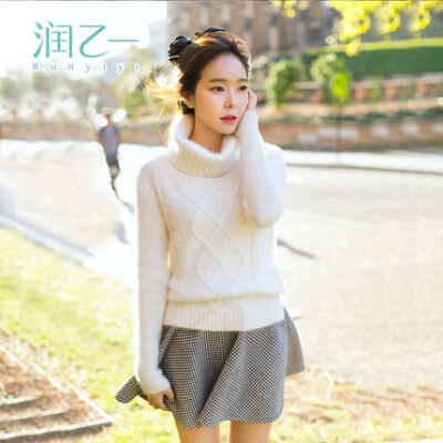 秋冬新款韩版高领毛衣 修身加厚打底针织衫，螺纹高领毛衣将精致的感觉融入其中，厚实又保暖。在风格上显得简洁大方，与整体的极简风格相呼应。