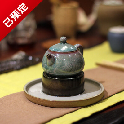 【器世界】精品钧瓷茶具 #孔相卿钧瓷作品 孔家钧瓷茶壶# 孔家钧窑茶壶 壶体釉色以淡淡的孔雀绿为基础，辅以紫红色点缀，窑变均匀、自然，华美而精致，十分高雅。本钧瓷作品茶壶密封性好，优雅大方，自然之火和精湛的…