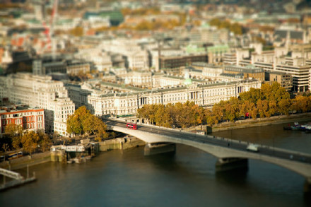 移轴摄影，即移轴镜摄影( Tilt-shift photography )，泛指利用移轴镜头创作的作品，所拍摄的照片效果如同缩微模型，非常特别。移轴镜头本来主要是用来修正以普通广角镜拍照时所产生出的透视问题，但后来却被广泛利用来创作变化景深聚焦点位置的摄影作品。