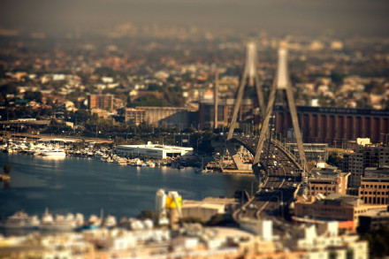 移轴摄影，即移轴镜摄影( Tilt-shift photography )，泛指利用移轴镜头创作的作品，所拍摄的照片效果如同缩微模型，非常特别。移轴镜头本来主要是用来修正以普通广角镜拍照时所产生出的透视问题，但后来却被广泛利用来创作变化景深聚焦点位置的摄影作品。