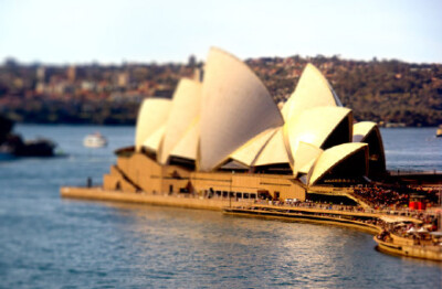 移轴摄影，即移轴镜摄影( Tilt-shift photography )，泛指利用移轴镜头创作的作品，所拍摄的照片效果如同缩微模型，非常特别。移轴镜头本来主要是用来修正以普通广角镜拍照时所产生出的透视问题，但后来却被广泛利用…