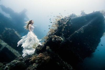 水下沉船肖像画（Underwater shipwreck portraits in Bali by Benjamin Von Wong）