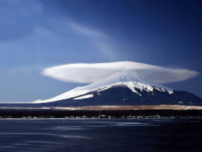 日本富士山，荚状云