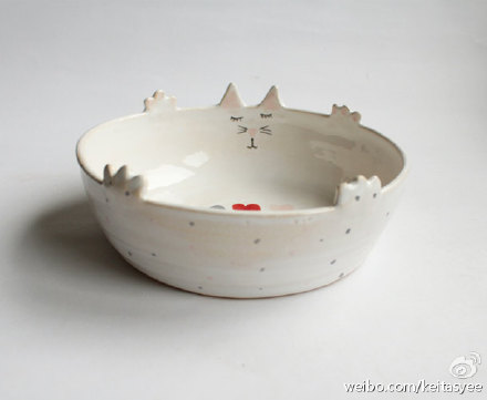 *** Adorable Animal Handmade Ceramics by Clay Opera : Warsaw, Poland-based artist Marta Turowska creates these whimsical bowls and plates that feature our favorite animals like cats, hedgehogs and whales#DIY手作##简约##家居##陶艺##可爱##呆萌##森林动物##造型##碗#