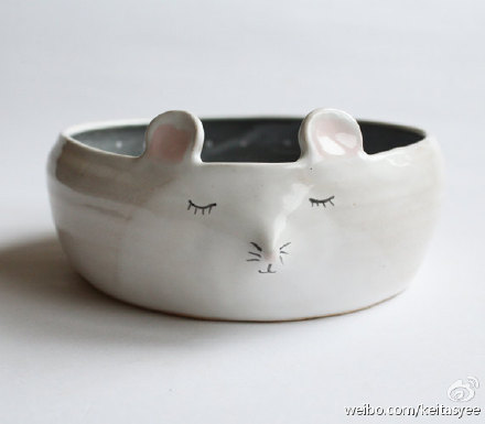 *** Adorable Animal Handmade Ceramics by Clay Opera : Warsaw, Poland-based artist Marta Turowska creates these whimsical bowls and plates that feature our favorite animals like cats, hedgehogs and whales#DIY手作##简约##家居##陶艺##可爱##呆萌##森林动物##造型##碗#