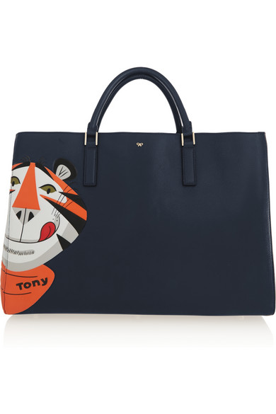 Anya Hindmarch 这款 “Ebury Maxi” 手提包一侧饰有家乐氏 “Frosties” （香甜玉米片） 包装上的卡通图形压花——“这是一种难以达到尽善尽美的工艺，但我们认为其所实现的效果却非常精美奢华。” 该品牌如是坦言…