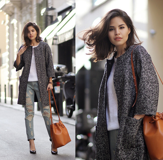 Adriana Gastélum - Lookbook Store Ripped Jeans, Mansur Gavriel Bucket Bag, Coach Pointy Pumps, Salvatore Ferragamo Watch - The importance of basics