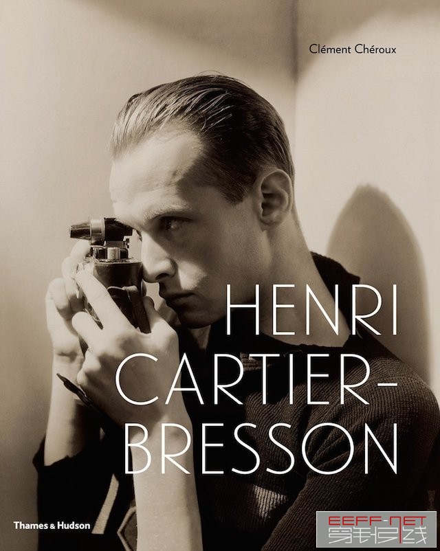 “Henri Cartier-Bresson: Here and Now,” by Clement Cheroux 《亨利愠艓埃-布列松：此时此地》，作者：克莱门特切洛克斯 这本专著的出版，正值这位摄影师 2004 年逝世后的第一个大型摄影展。他的作品都在这里，黑白彩色都有——有关贫穷、有关不同国家的风景、有关突发新闻事件，等等。卡蒂埃-布列松被誉为是摄影新闻的创始人，并创造了短语“决定性瞬间”（decisive moment），也就是一张照片应该被拍下来的准确时刻。在 1947 年，卡蒂埃-布列松和罗伯特愠帕（Robert Capa），戴维缠榉（David Seymour）一起创立了马